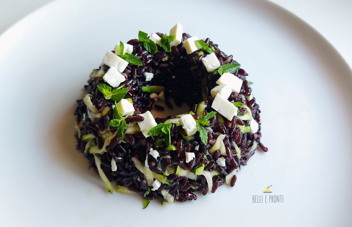 Blackpower: insalata di riso nero integrale, zucchine crude marinate, feta e menta